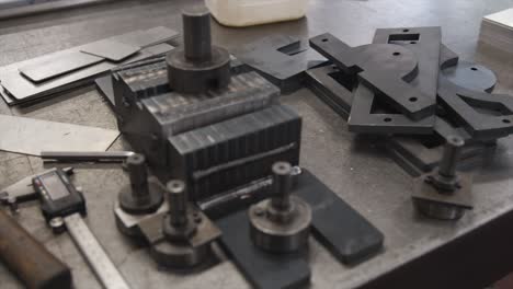 herramientas que se encuentran en la superficie de trabajo industrial de metal