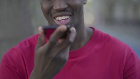 Primer-Plano-De-La-Boca-De-Un-Joven-Macho-Hablando-Por-Teléfono-Con-Altavoz