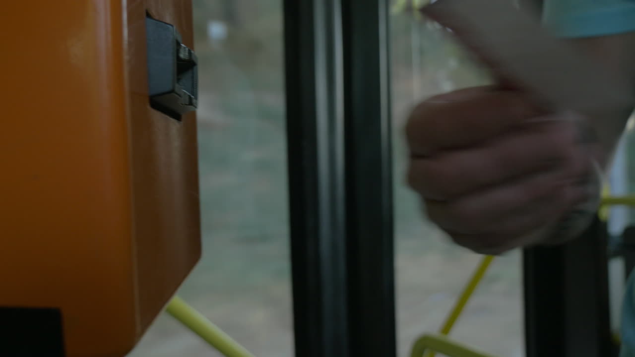 버스에서 티켓 치