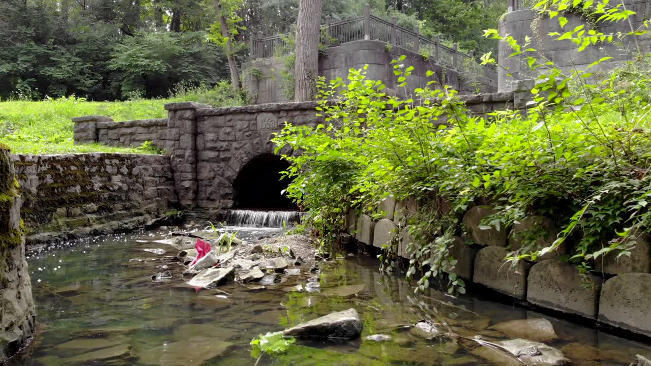 drone volando a través de esclusas de agua en toledo, oh