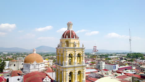 Szene-Mit-Rotationsdrohne-Der-Kathedrale-Von-Atlixco