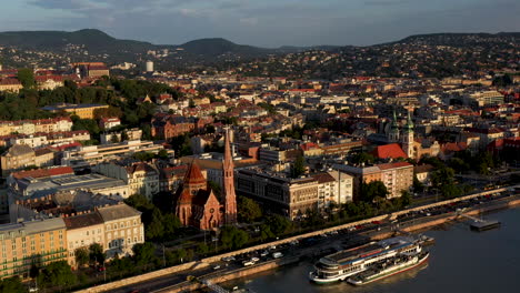 Drohnenaufnahme-Der-Donau-Und-Der-Uferpromenade-Von-Budapest-In-Ungarn