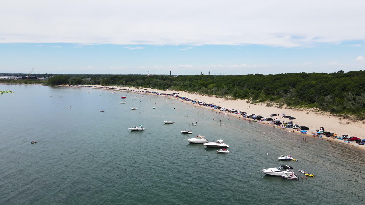 botes y autos estacionados en la playa de níquel en el lago erie