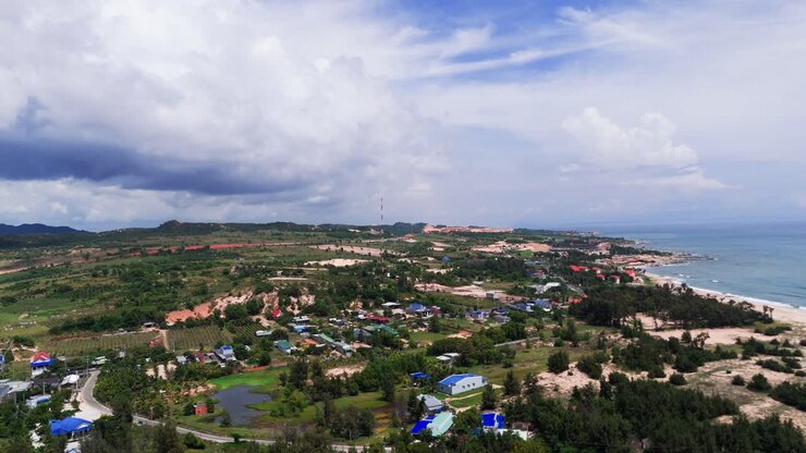 Ilmakuva kaupungista lähellä rannikkoa Binh Thuanissa (Vietnam) sadekauden aikana