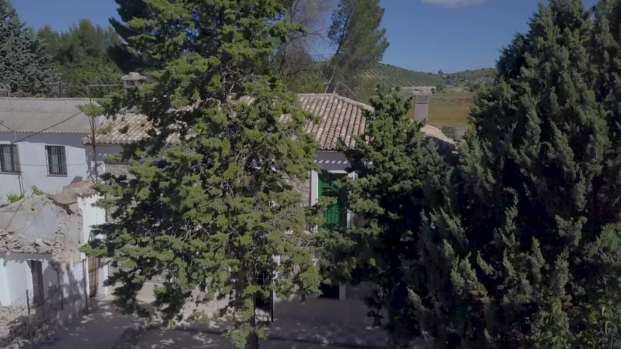 toma aérea ascendente de una casa rural de piedra en el sur de españa