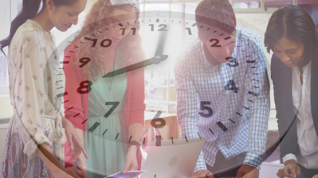 Equipo de negocios inclinado revisando un portátil y documentos, con una superposición de reloj girando que marca el tiempo.