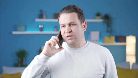 Hombre-Adulto-Hablando-Por-Teléfono-De-Manera-Alegre-Y-Seria.