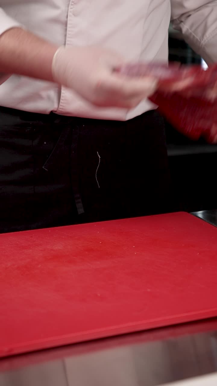 chef preparando carne cruda de res