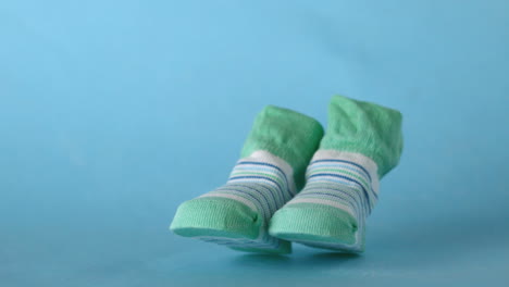 zapatillas verdes cayendo sobre un fondo azul