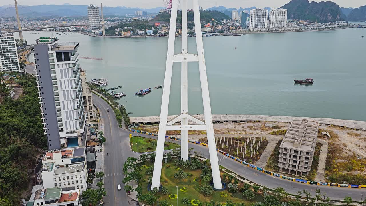 ha long city área de la bahía vista desde la parte superior durante el viaje en el teleférico de la reina en el mundo del sol ha long