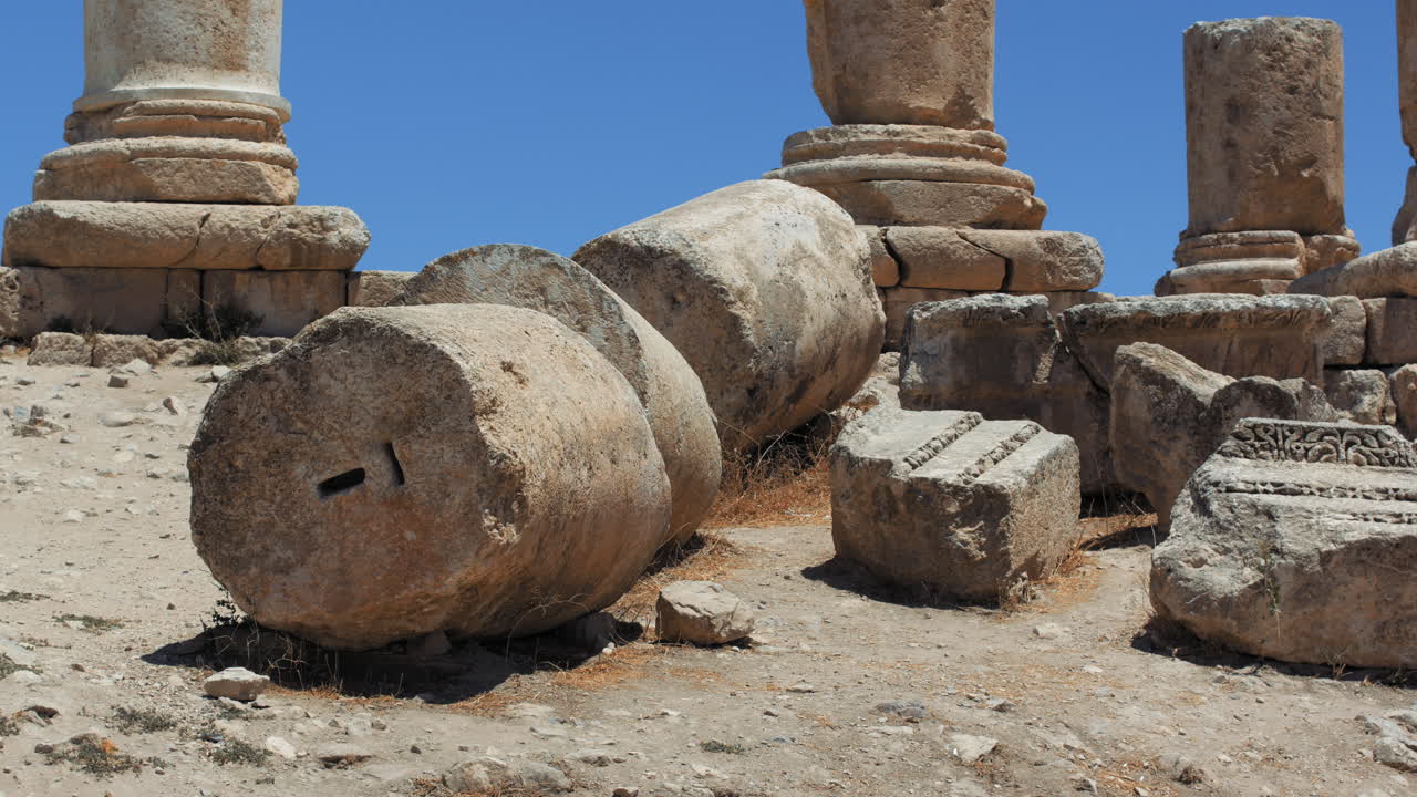 Antica colonna romana caduta dal Tempio di Ercole a Jabal al-Qal'a, la Cittadella di Amman, Giordania. Filmato 4K