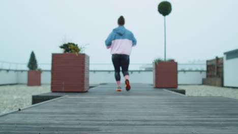 Mujer-Deportiva-Corriendo-Haciendo-Ejercicio-Cardiovascular-Haciendo-Ejercicio-Al-Aire-Libre,-Fitness,-Pérdida-De-Peso,-Quema-De-Grasa