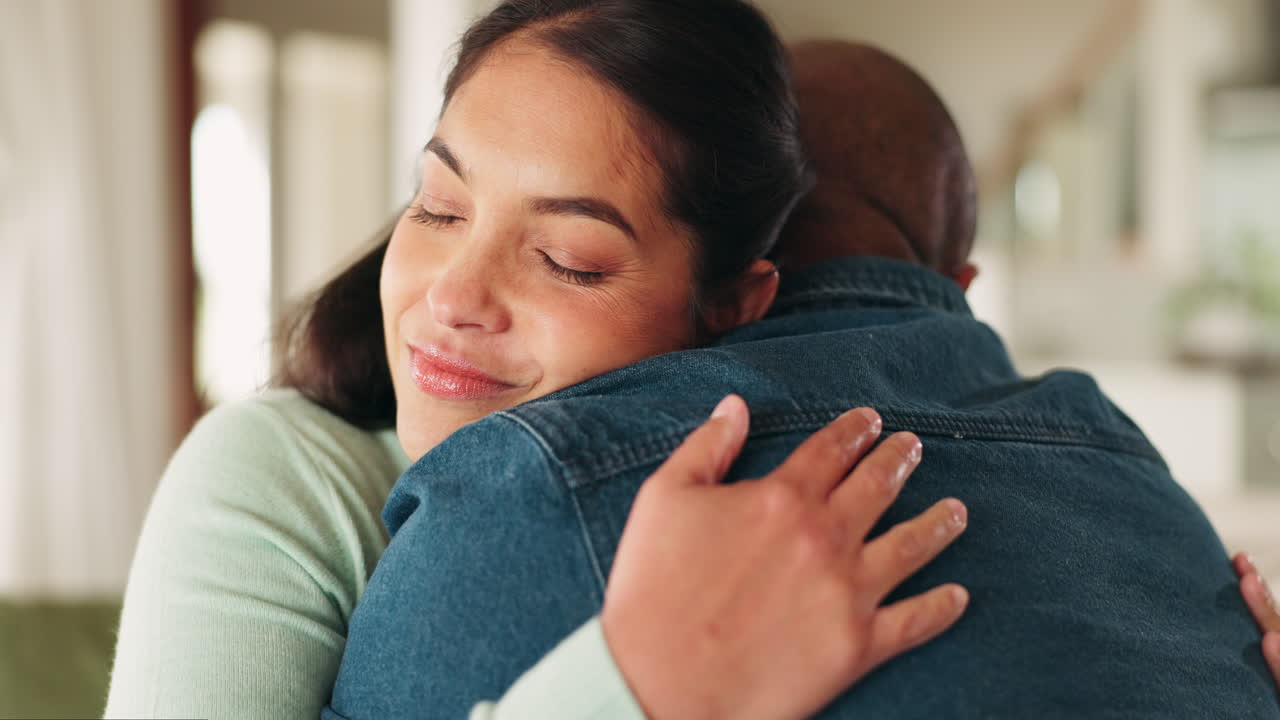casa, abrazo y pareja con amor