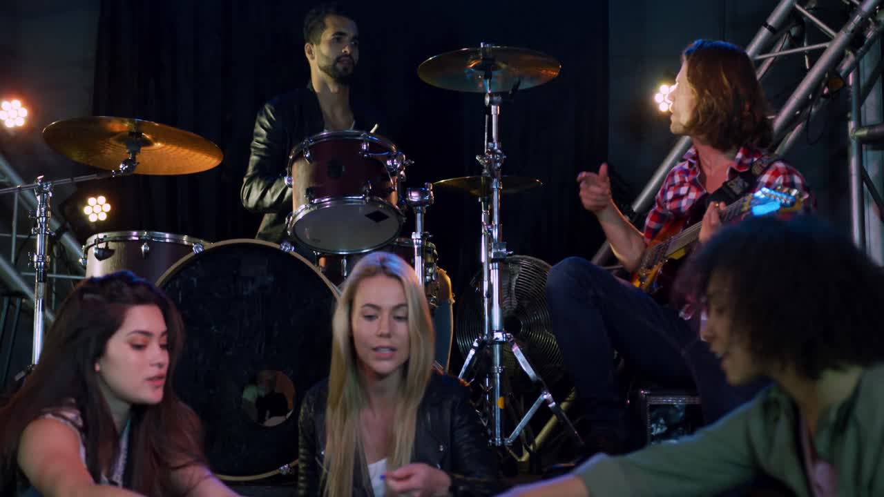 musicisti che discutono insieme prima di esibirsi