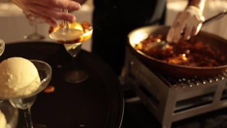 sundae de helado con plátanos tibios y caramelo cocinado por un chef
