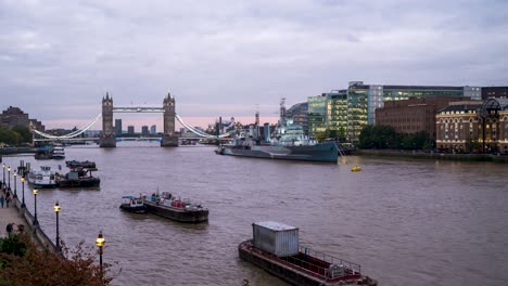 vista nocturna hacia el puente de la torre, londres, reino unido