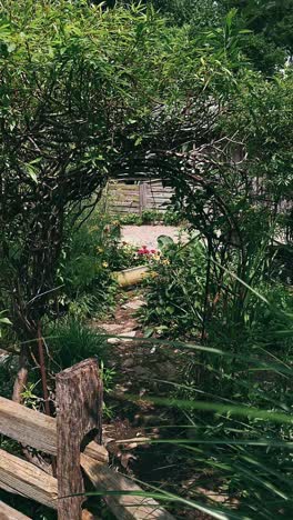 el encantador arco del jardín