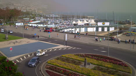 vista del paisaje urbano de un puerto deportivo y una rotonda