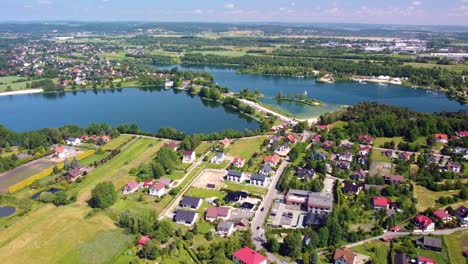 vista aérea del embalse de na piaskach, conocido como embalse de kryspinów, en budzyn, polonia