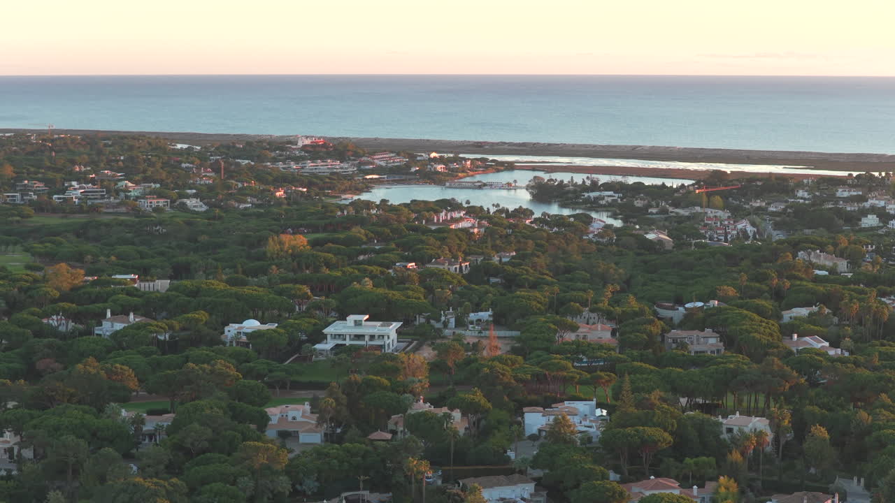 Vista aerea del resort di lusso Quinta do Lago, Algarve, Portogallo, al tramonto