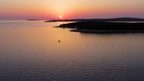 Vista-Aérea,-Puesta-De-Sol-Naranja-Púrpura-Sobre-El-Mar-Adriático-Y-La-Isla-De-Losinj,-Croacia