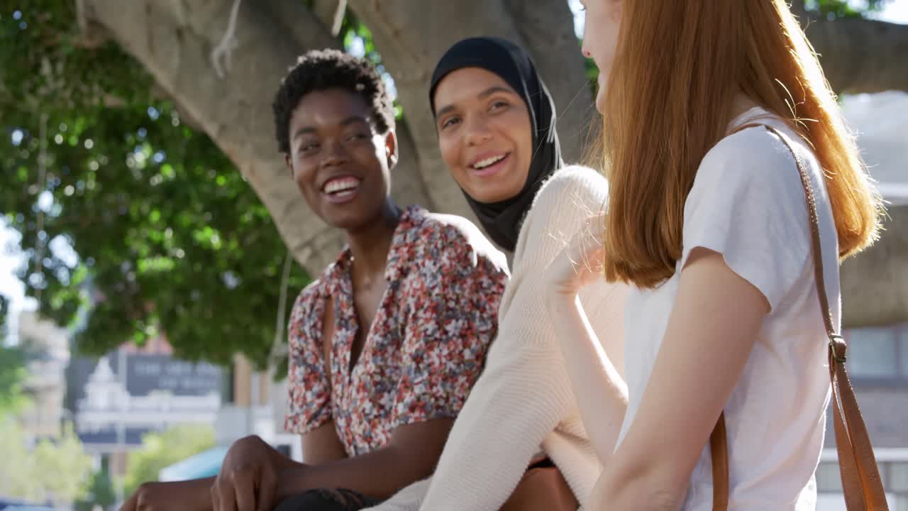 젊은 성인 여성 친구들이 함께 어울리고 있습니다.