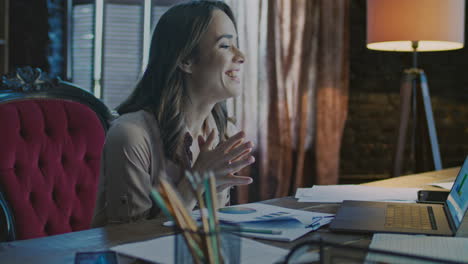 La-Mujer-Feliz-Disfruta-Del-éxito-Empresarial.-Mujer-De-Negocios-Exitosa-Recibe-Buenas-Noticias