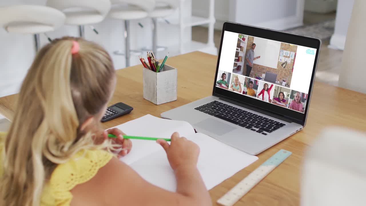 composición de una niña que usa una computadora portátil para una lección en línea en casa, con un maestro y una clase diversos en la pantalla