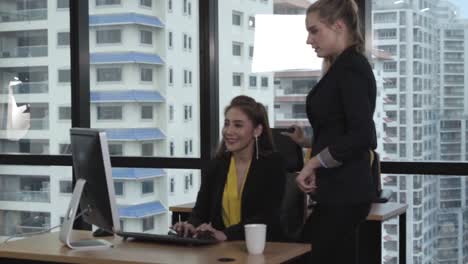 Joven-Líder-Da-Consejos-A-Una-Joven-Trabajadora.