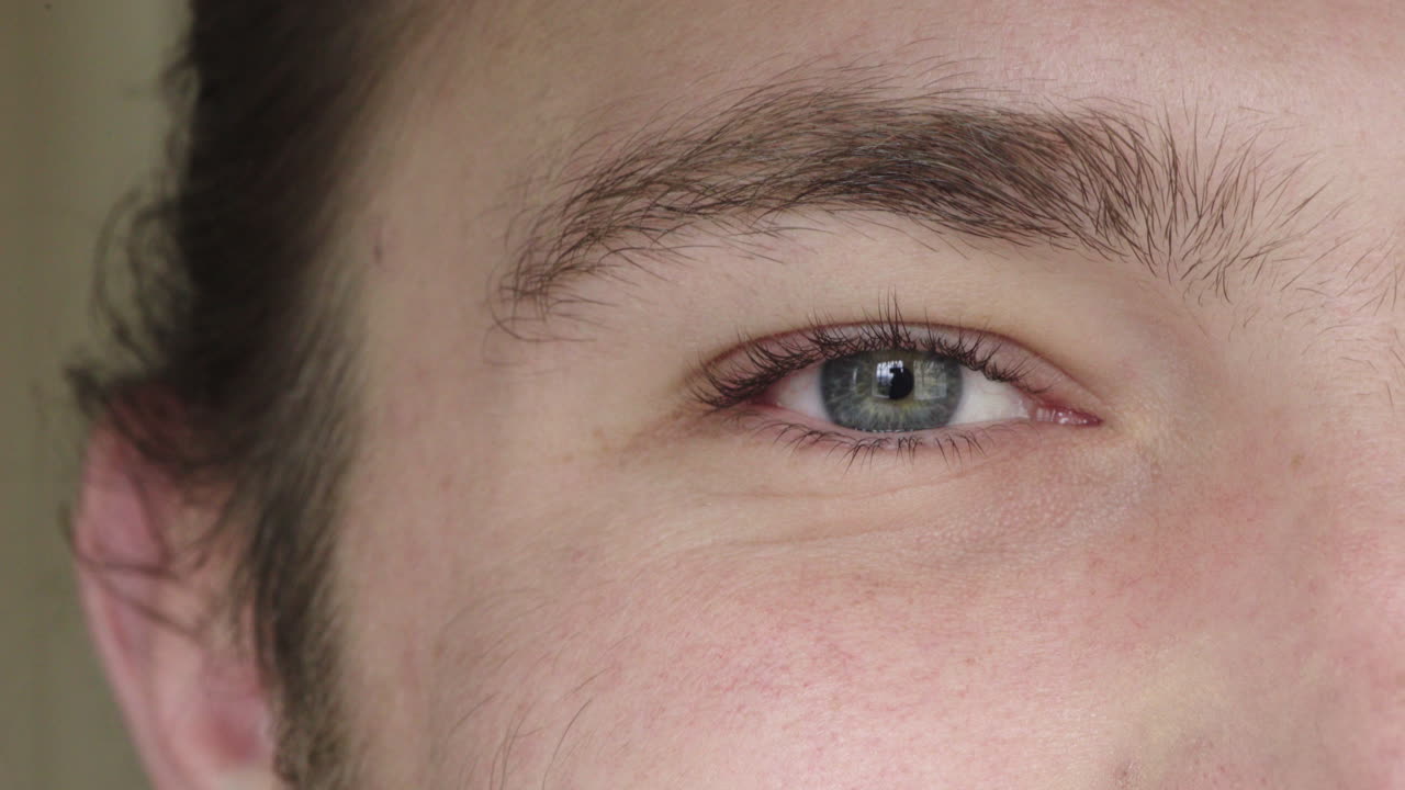 백인 남성의 근접 촬영 파란 눈 행복한 표정이 아이리스에 반사됩니다.