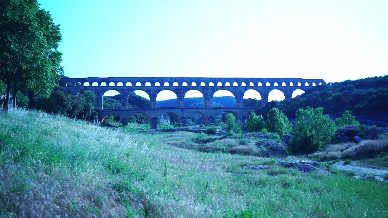프랑스 의 역사적 인 로마 수로 아치 를 가진 큰 다리