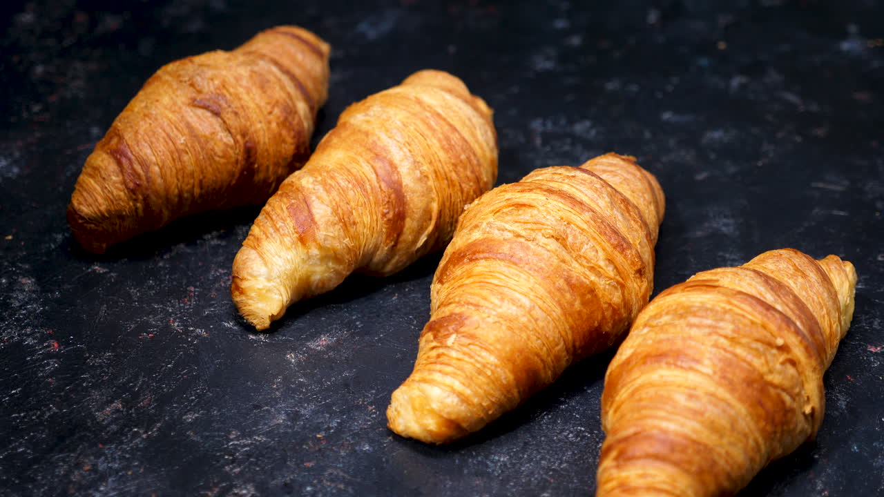 Quattro croissant su una superficie scura