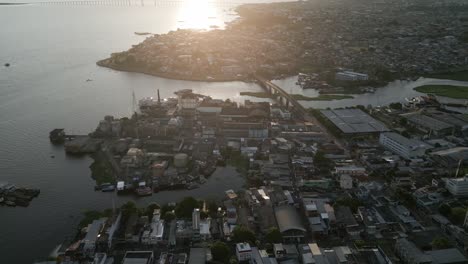 Manaus-Brasil-Río-Amazonas-Bahía-Ciudad-Casas-Drone-Aéreo-Volar-Sobre-El-Amanecer,-Vista-Panorámica-Del-área-Urbana