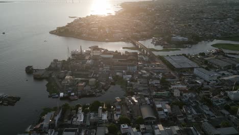 manaus, brasil, ciudad de la bahía del río amazonas, alberga drones aéreos que vuelan sobre el amanecer, vista panorámica de la zona urbana