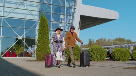 Senior-Rentner-Touristen-Großmutter-Großvater-Läuft-Mit-Gepäck-Auf-Rädern-Aus-Der-Flughafenhalle
