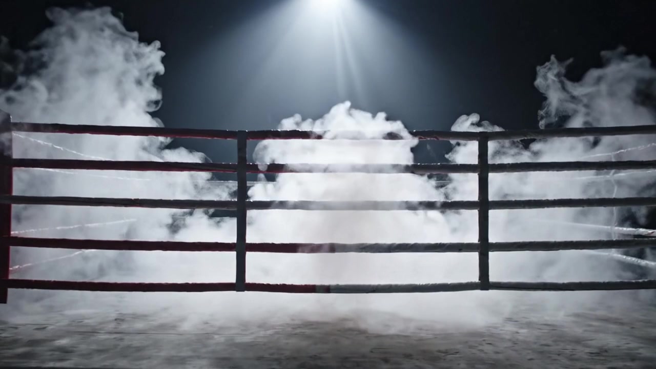 En intens boksering opplyst av spotlight og innhyllet i tåke, som skaper en dramatisk atmosfære for den kommende kampen.
