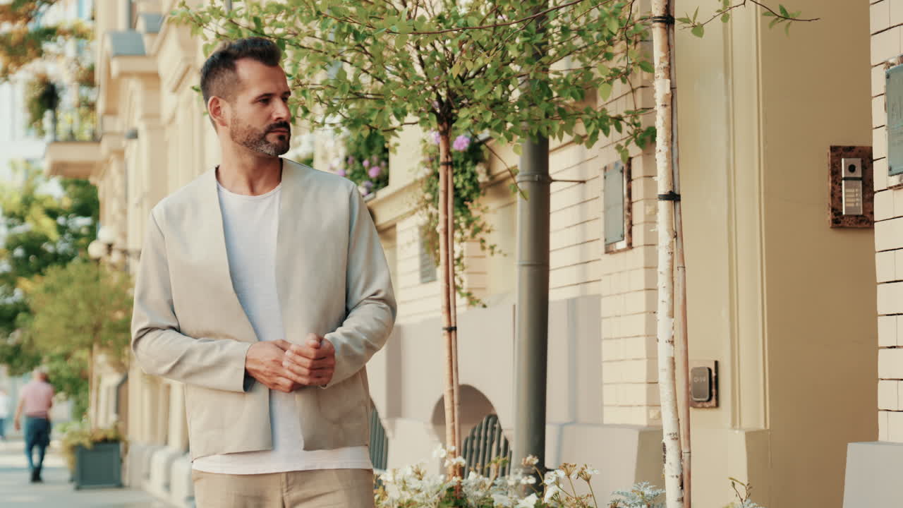 도시에서 고 있는 남자