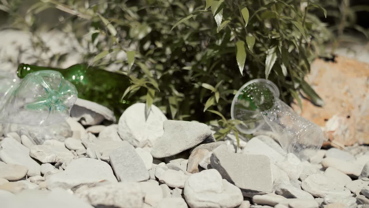 강변 에  ⁇ 어진 쓰레기