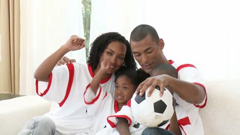 Familia-Viendo-Un-Partido-De-Fútbol-En-Casa