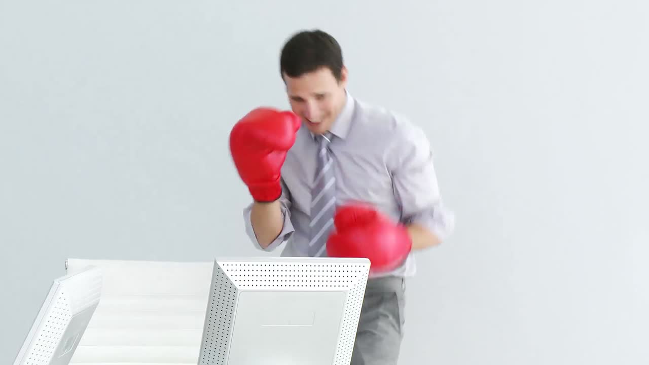 成功を祝う熱意あるビジネスマン