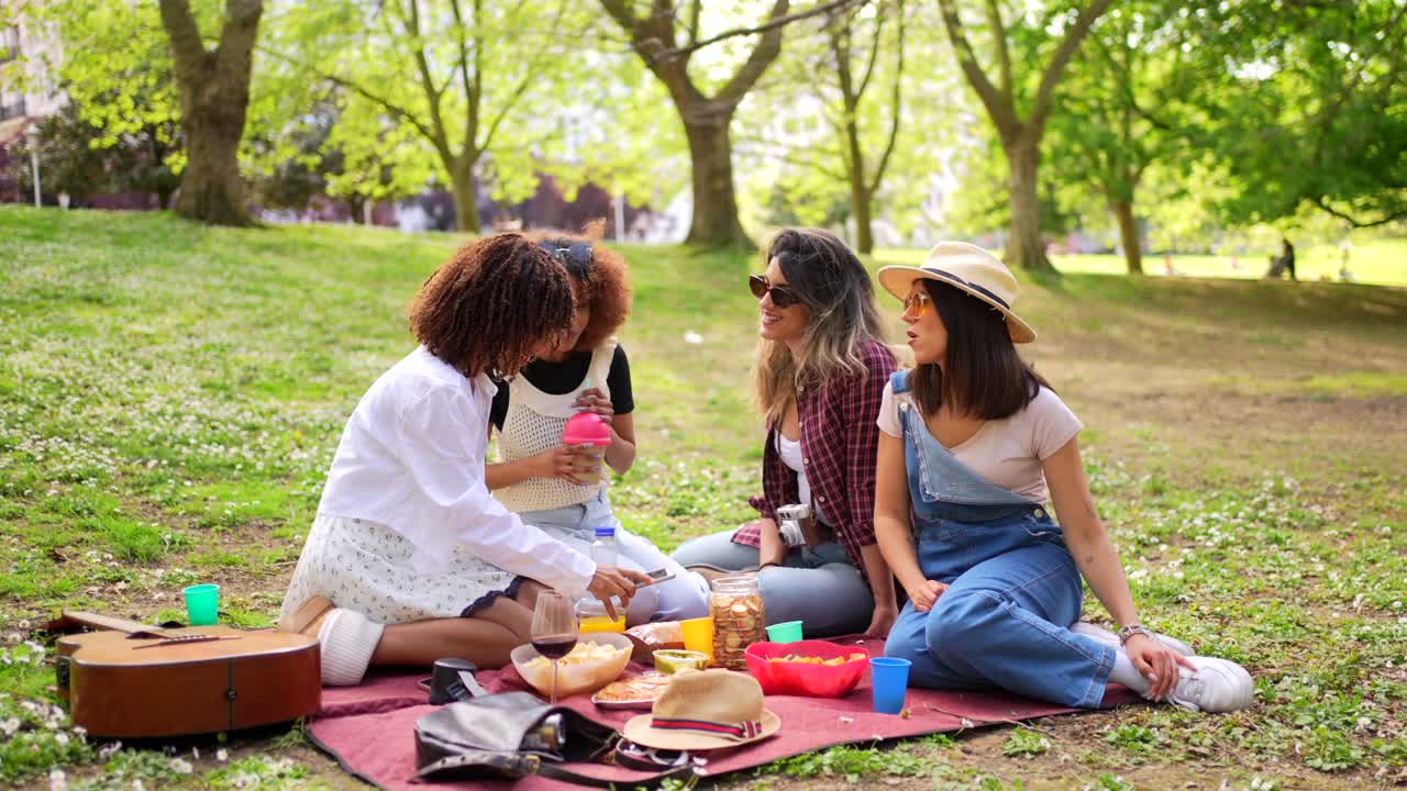 공원 에서 피크닉 을 하는 친구 들 의 그룹
