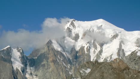 vista del mont blanc, en los alpes, en chamonix, con luz natural en el día con nubes