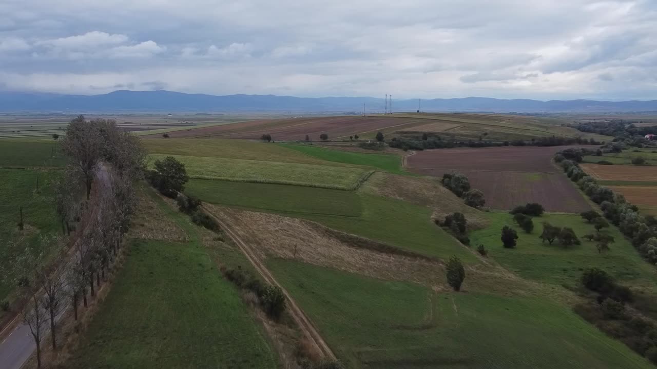 지평선에 카르파티아 선과 함께 루마니아 시골의 공중 파노라마 뷰
