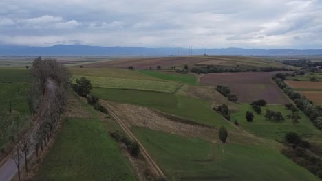 Vista-Panorámica-Aérea-De-La-Campiña-Rumana-Con-La-Línea-De-Los-Cárpatos-En-El-Horizonte