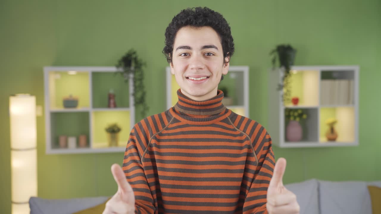 행복한 소년은 만족하고 승인합니다. 좋아, 신호.