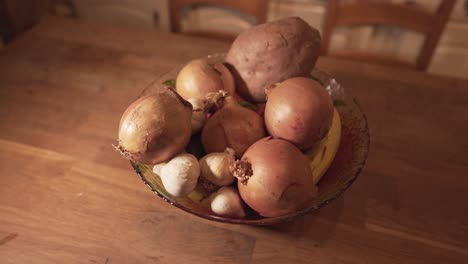 Nahaufnahme-Der-Glasküchenschüssel-Mit-Rohen-Gemüsezutaten-Zum-Kochen-Wie-Knoblauchzwiebeln-Und-Süßkartoffeln
