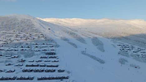 Vistas-Aéreas-Sobre-La-Estación-De-Esquí-De-Myrkdalen,-Caras-Casas-De-Ocio,-El-Oeste-De-Noruega