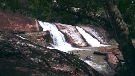 Dolly-In-Bewegung-Im-Wasserfall-In-Zeitlupe