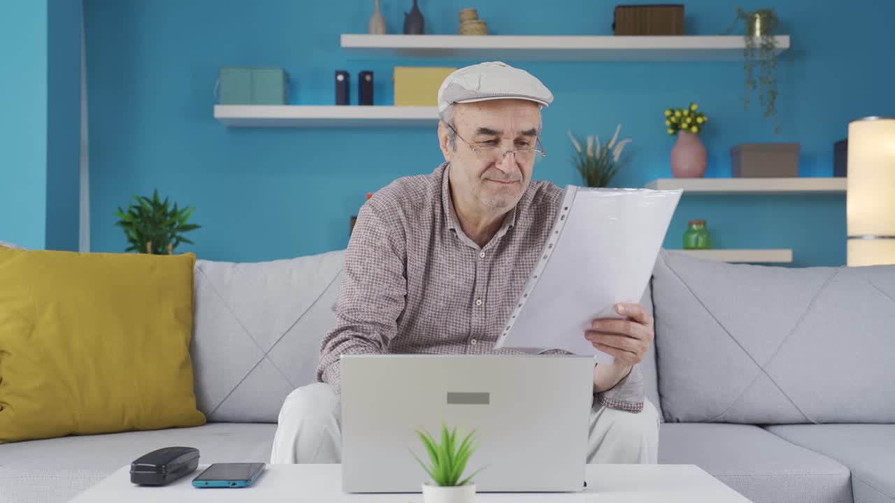Ældre forretningsmand arbejder derhjemme.