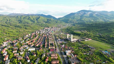 4K-Kinoaufnahmen-Aus-Der-Luft-Mit-Einer-Drohne,-Die-Eine-Wunderschöne-Stadt-In-Den-Großen-Karpaten-Mit-Den-Bergen-Im-Hintergrund-Zeigt,-Gefilmt-Mit-Mini-3-Pro